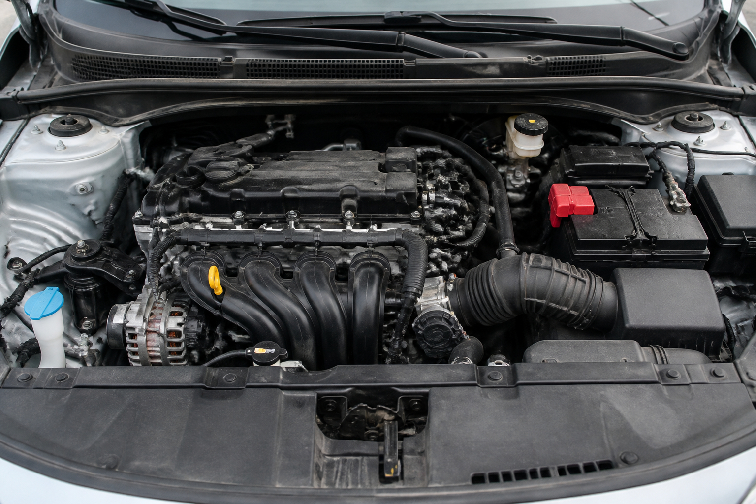 Geöffneter Motorraum mit Elektronik Sensoren und Kabelverbindungen