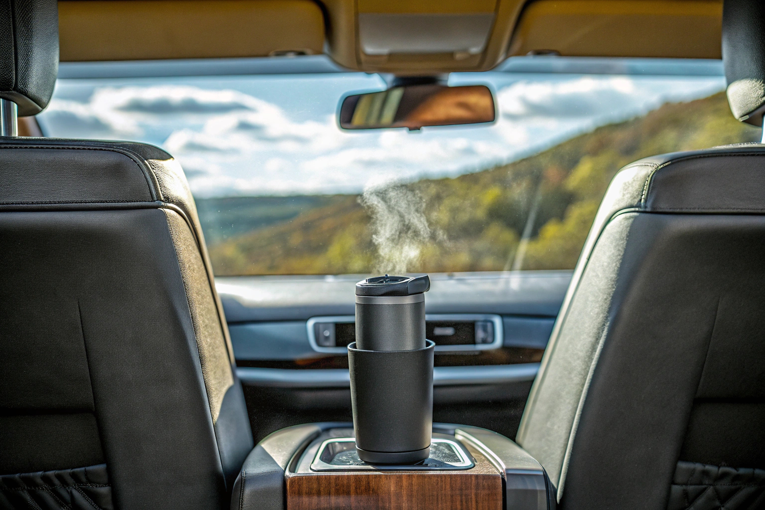 Autofahrer beim Aufbrühen eines Kaffees im Auto Kaffee unterwegs
