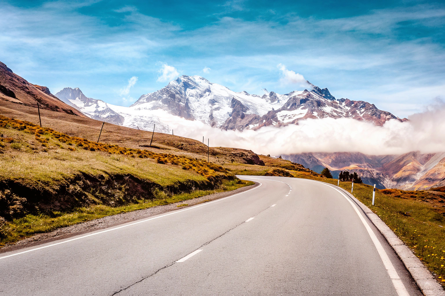 Route des Grandes Alpes mit schneebedeckten Gipfeln
