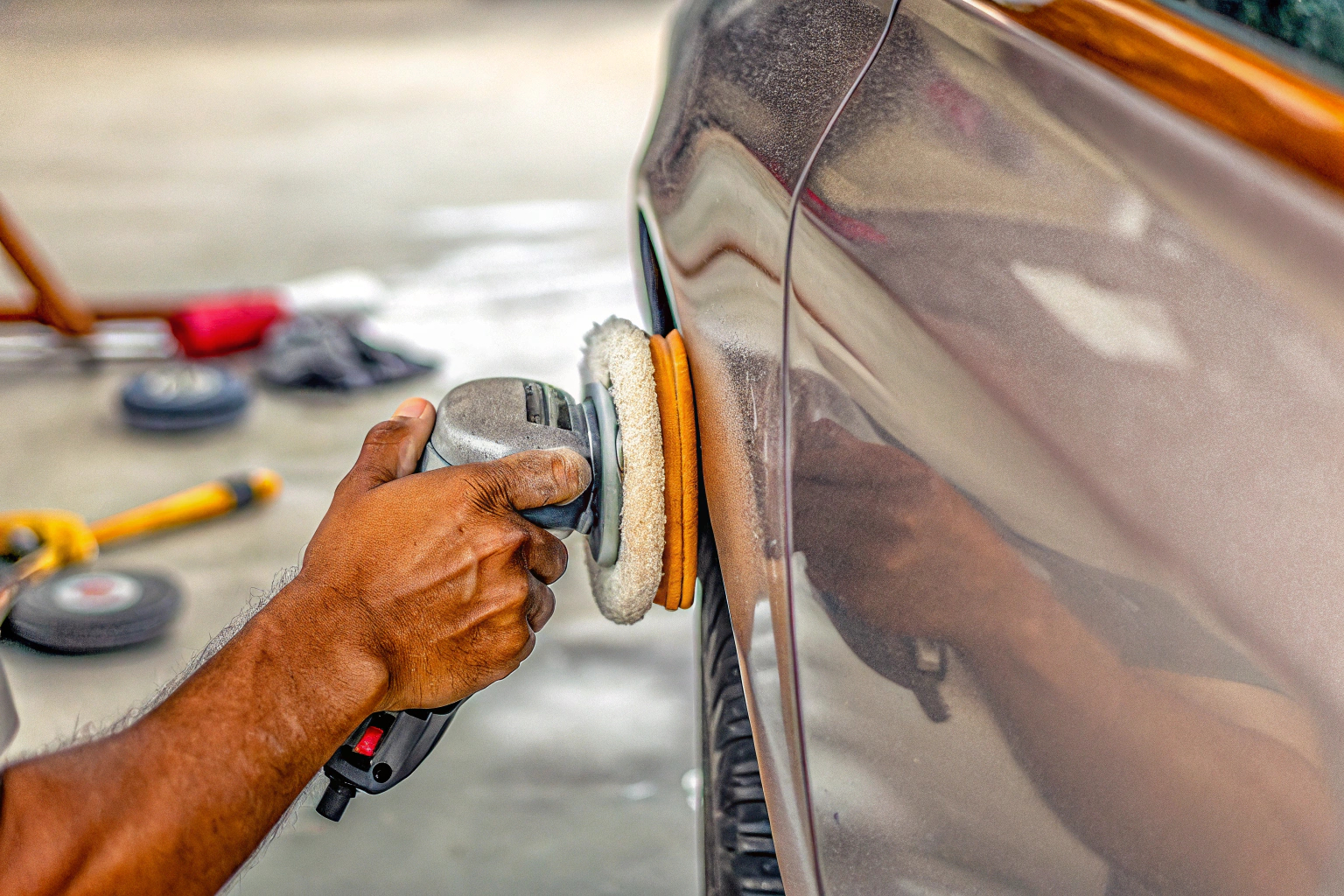 Detailaufnahme der Anwendung von Polierpaste auf einem Autolack. Anwendung von Polierpaste auf Autolack