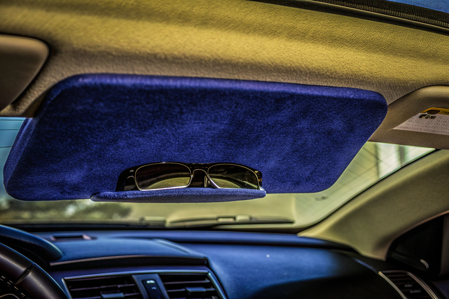 TIESOME Sonnenbrillenhalter in einem Auto