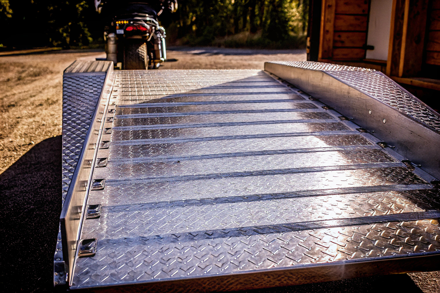 Detailaufnahme einer Auffahrrampe, die für den sicheren Transport von Motorrädern verwendet wird. Auffahrrampe für Motorräder
