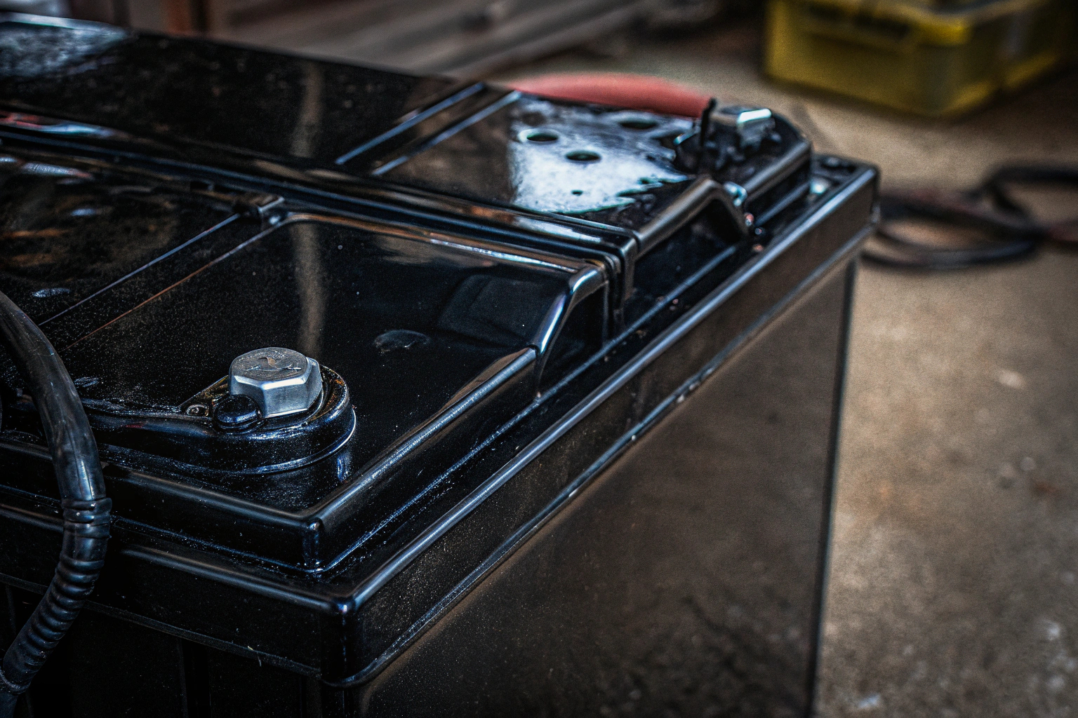 Detailaufnahme einer Autobatterie mit gereinigten Polen und Anschlussklemmen. Gereinigte Autobatteriepolen