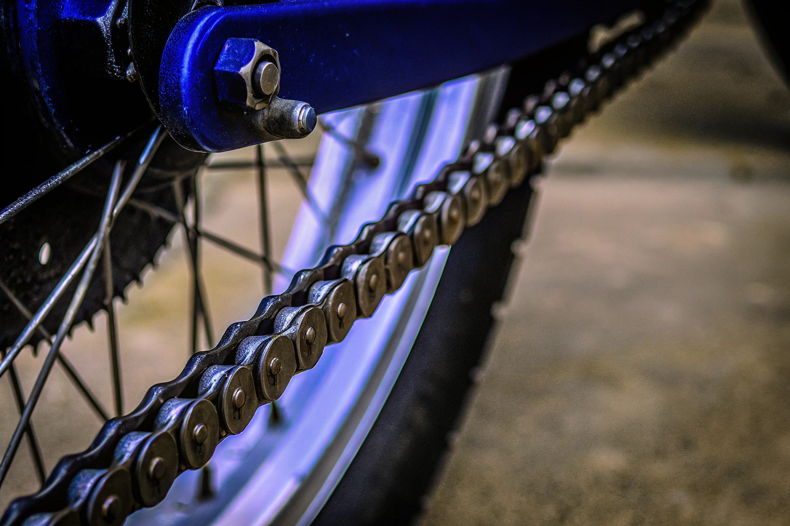 Detailaufnahme einer gut gewarteten Motorradkette. Gut gewartete Motorradkette