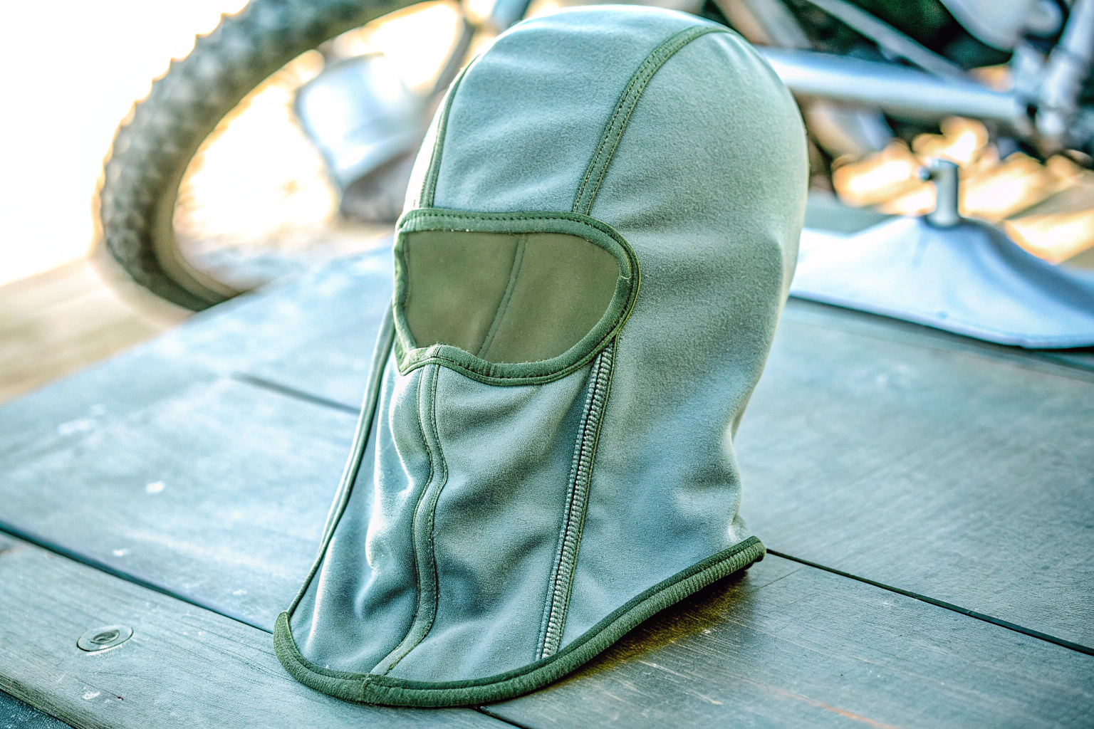 Detailaufnahme einer Motorrad-Sturmhaube, die bei kaltem Wetter getragen wird. Motorrad Sturmhaube für kaltes Wetter