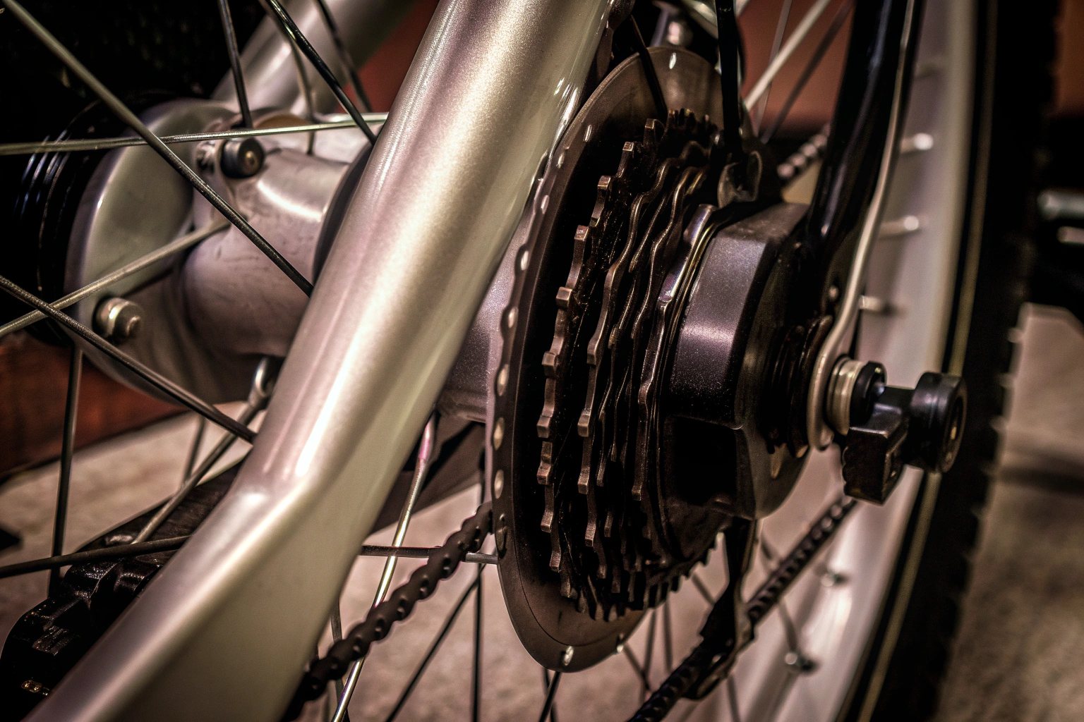 Detailaufnahme eines E-Bike-Motors, der die technische Komplexität und Qualität zeigt. E-Bike Motor