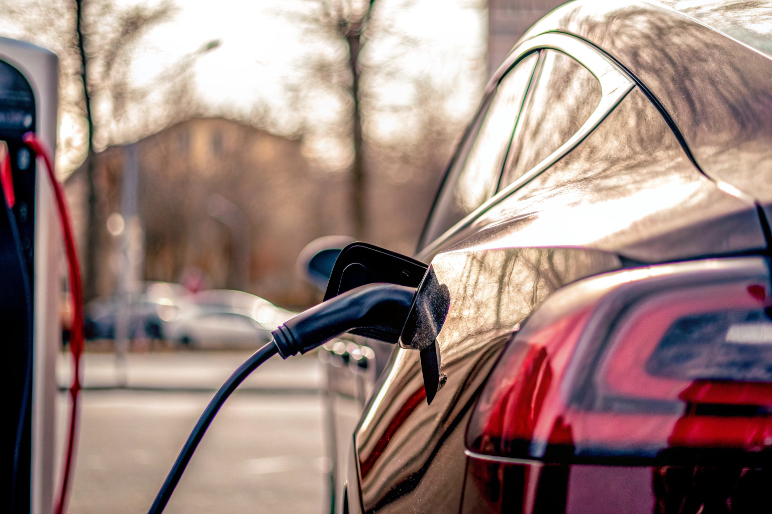 Detailaufnahme eines Elektroautos beim Ladevorgang an einer öffentlichen Ladestation Elektroauto beim Laden