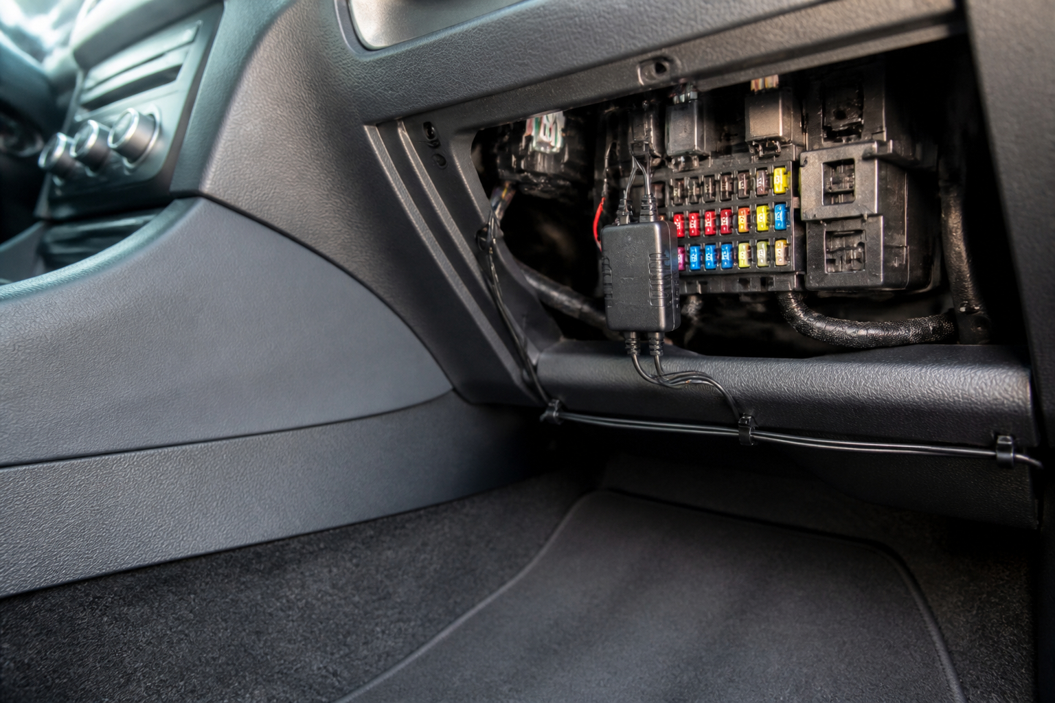 Hardwire-Kit einer Dashcam wird sicher am Sicherungskasten angeschlossen