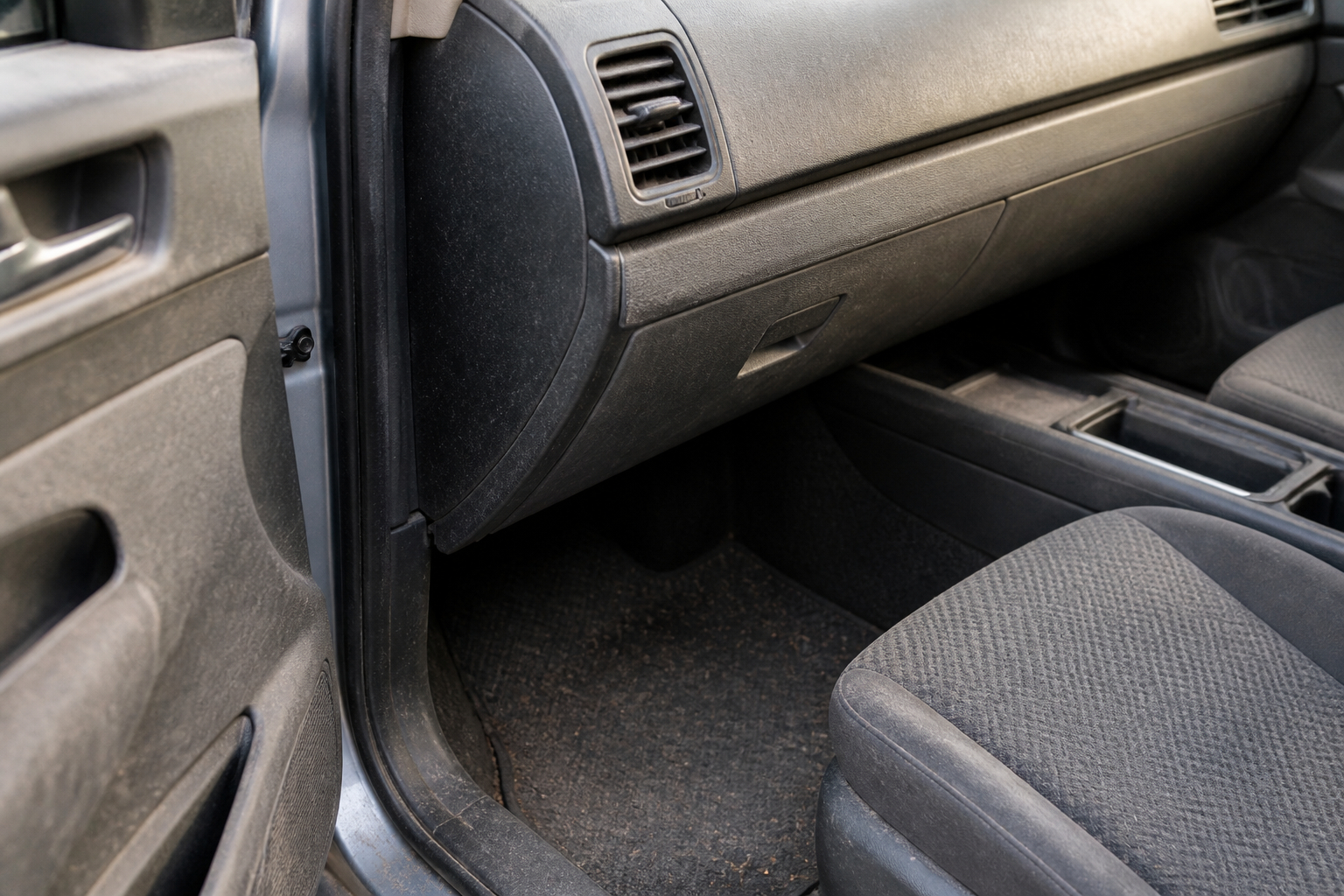 Verschmutzte Lüftungsschlitze und Sitzritzen im Auto-Innenraum