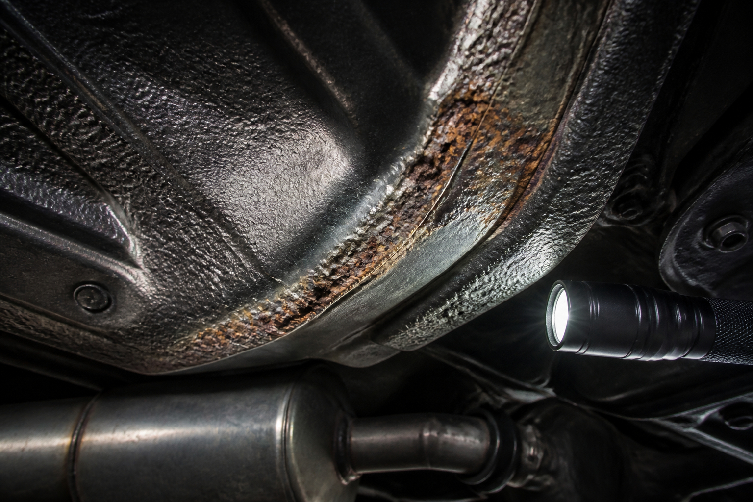 Rostblasen am Unterboden eines Autos frühzeitig erkennen