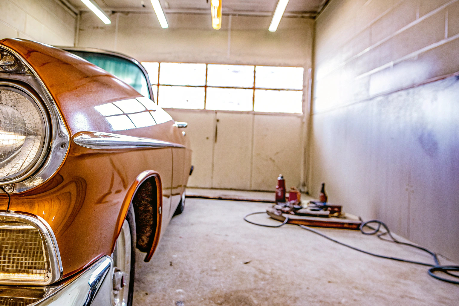 Restaurierung eines klassischen Autos in einer Garage