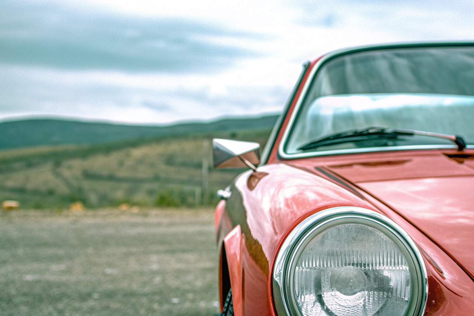 Detailaufnahme eines klassischen Porsche 911, perfekt für Enthusiasten und Sammler. Porsche 911 Klassikermodell