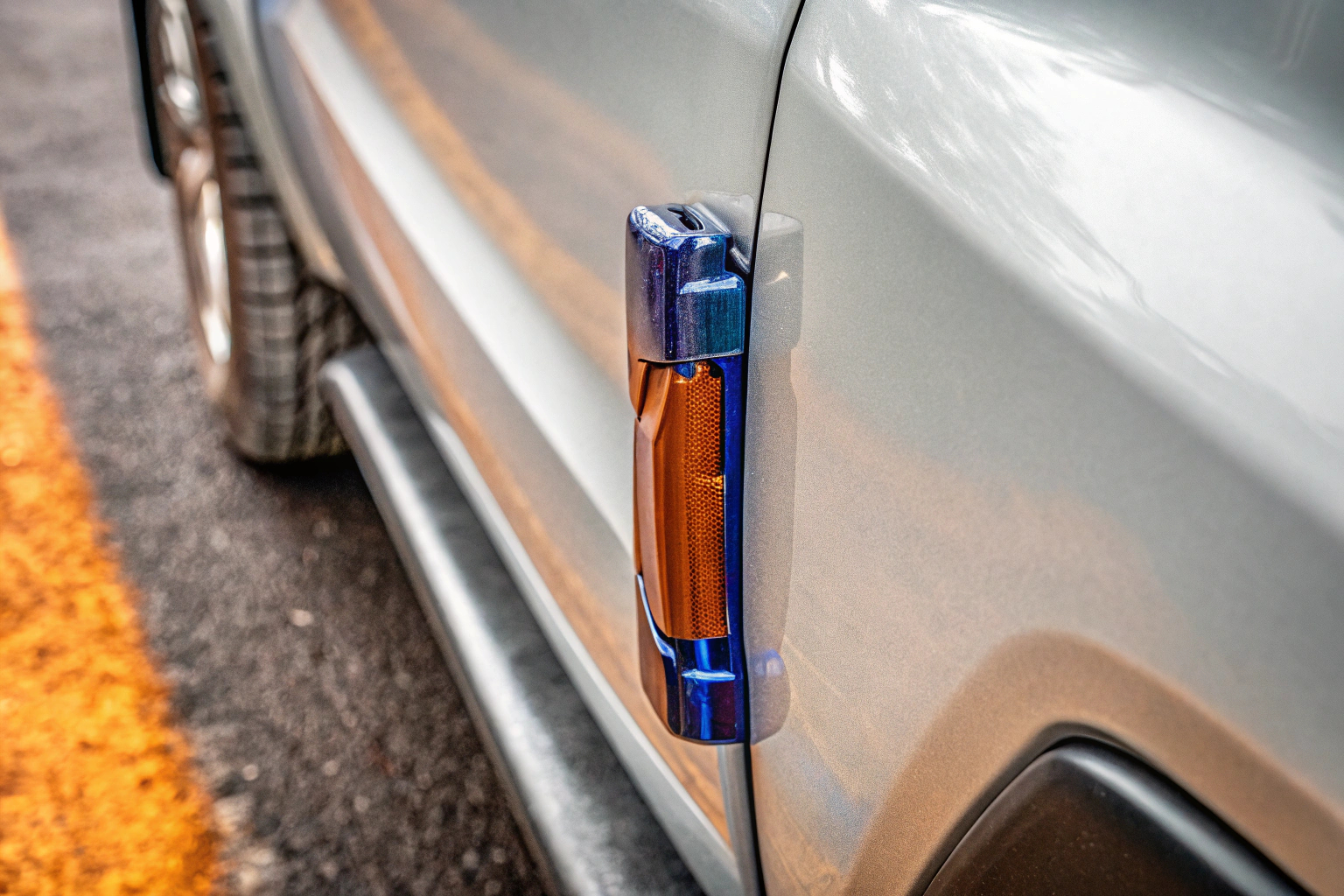Detailaufnahme eines magnetischen Kraftstoffsparer-Werkzeugs, das an einem Fahrzeug angebracht ist. Magnetischer Kraftstoffsparer am Fahrzeug