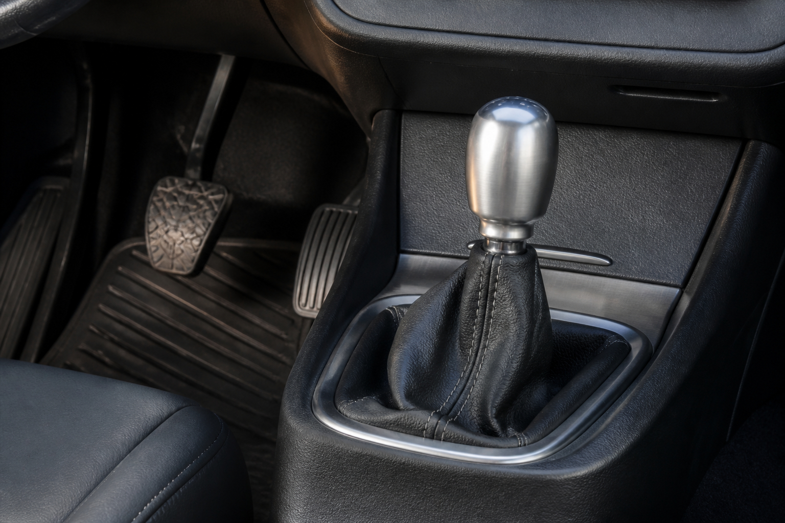Kupplung und Schaltung im Auto auf typische Verschleißzeichen prüfen