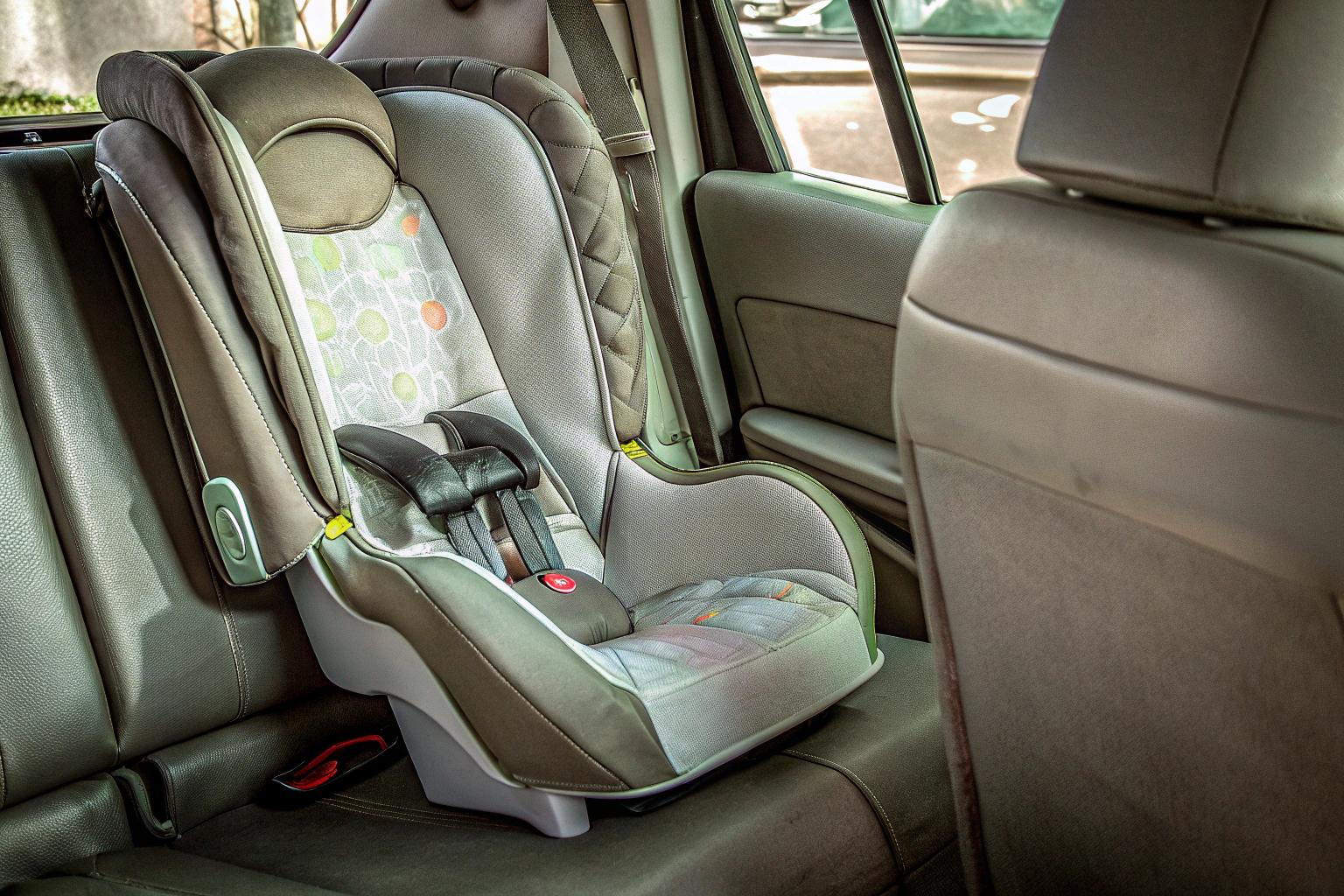 Detailaufnahme eines modernen Kindersitzes mit ISOFIX-Befestigung im Auto Moderner Kindersitz mit ISOFIX
