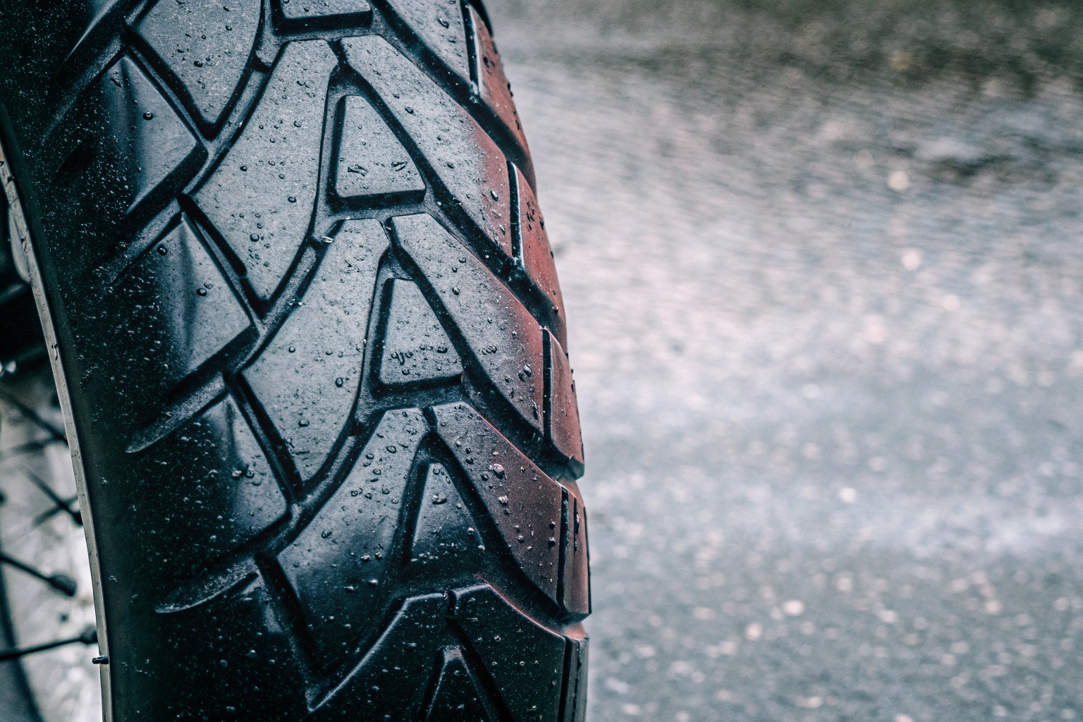 Motorradreifen Profil für Nasshaftung