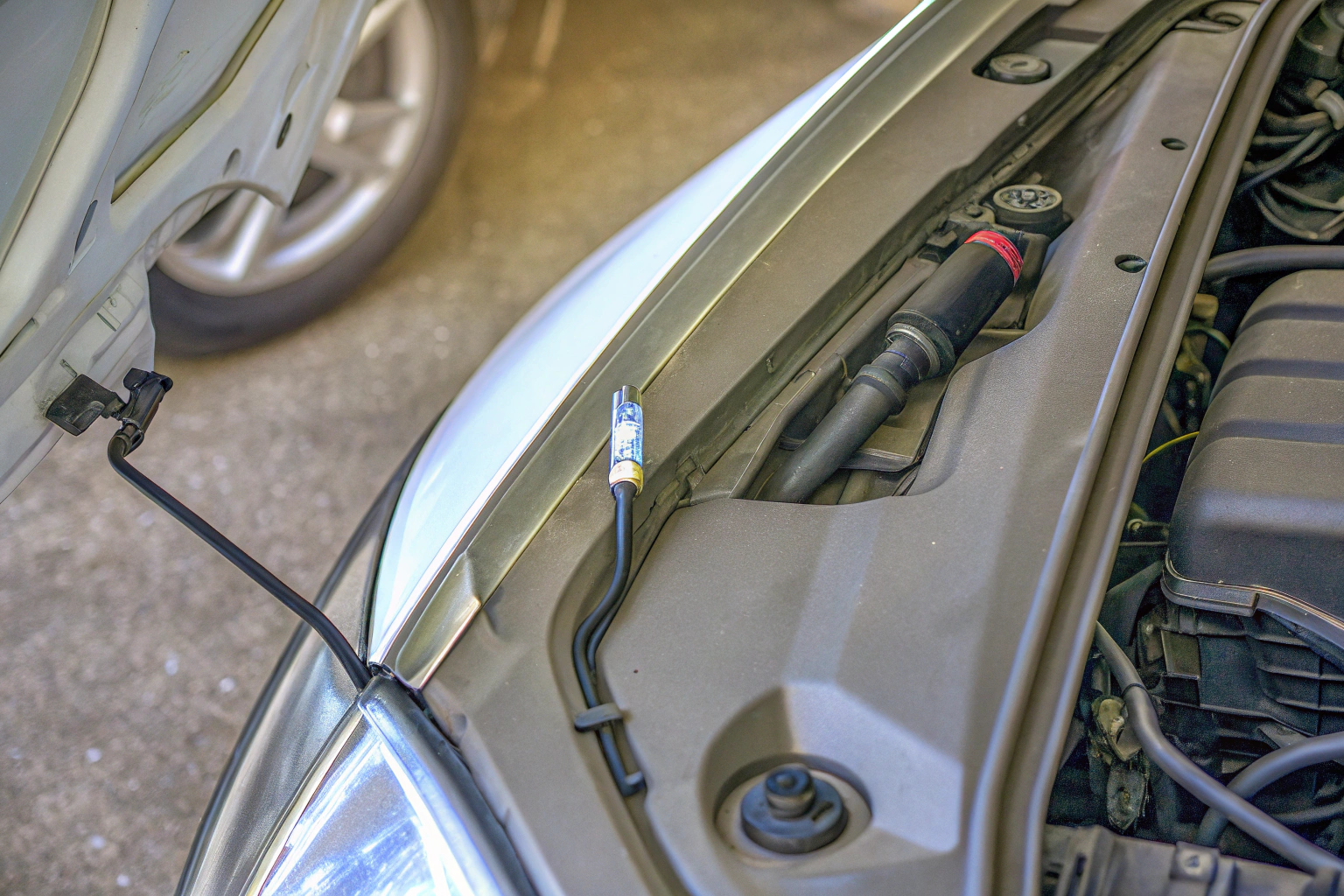 Detailaufnahme eines sauberen Motorraums eines Gebrauchtwagens, der auf Lecks untersucht wird. Sauberer Motorraum