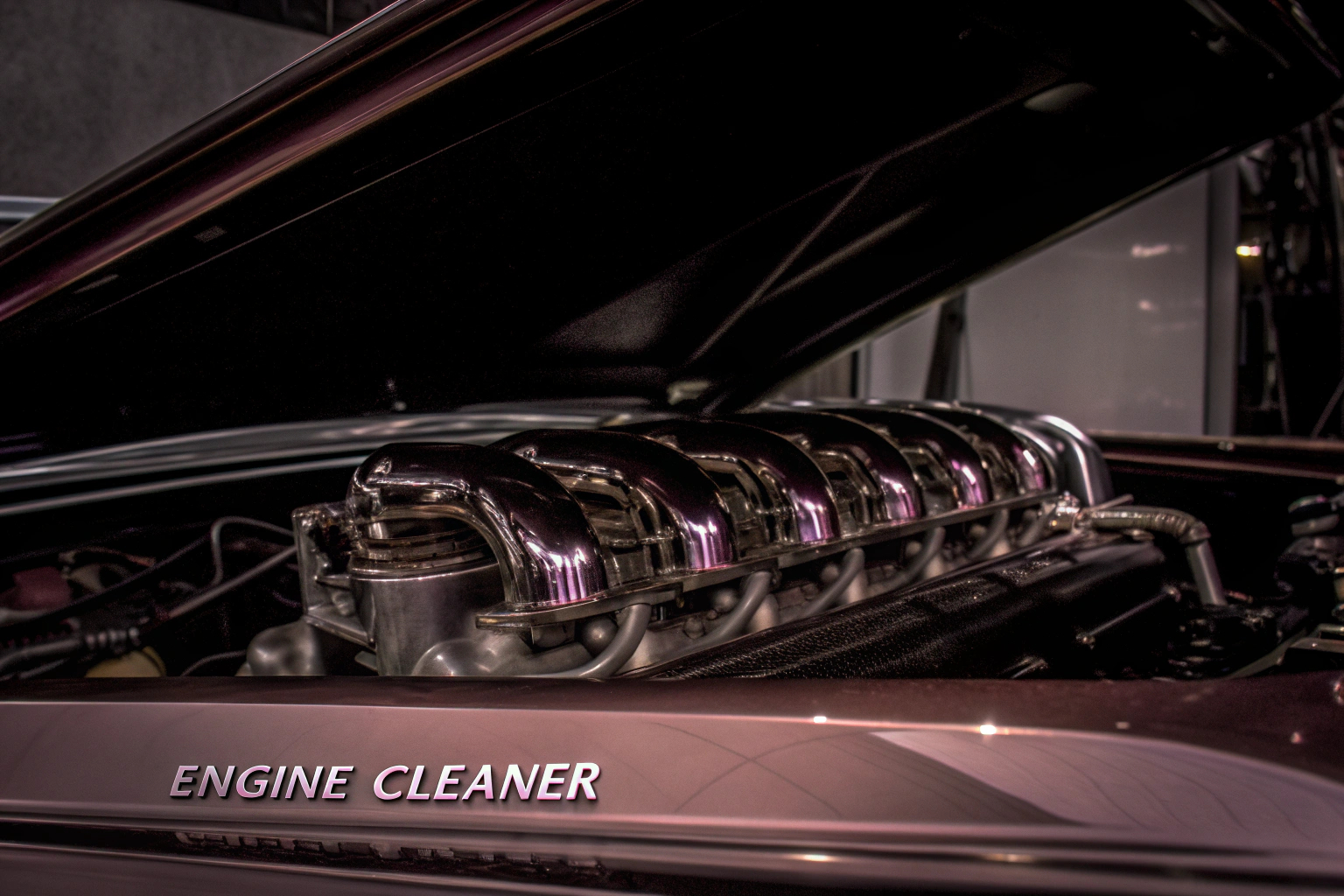 Detailaufnahme eines sauberen Motorraums nach der Anwendung eines ENGINE CLEANERS. Sauberer Motorraum
