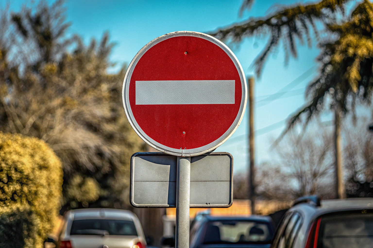 Detailaufnahme eines Verkehrsschildes sowie seiner Bedeutung und Anwendung im Straßenverkehr. Verkehrsschild mit Erklärung
