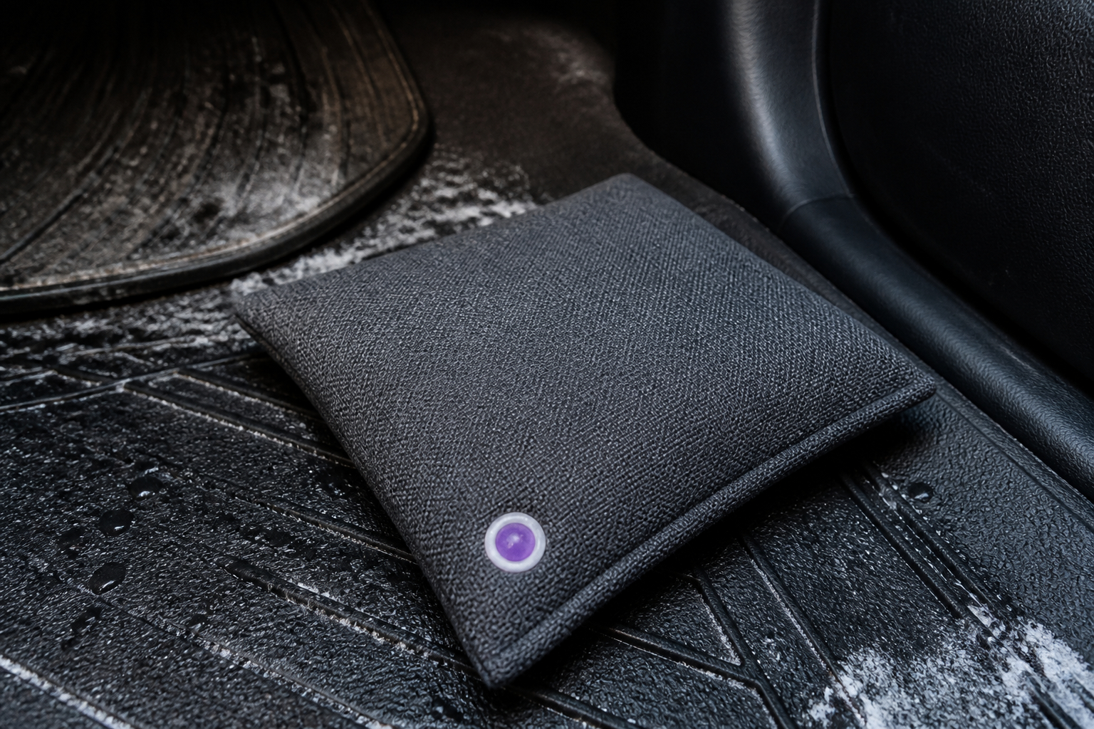 Auto Entfeuchter mit Sättigungsanzeige im winterlichen Innenraum