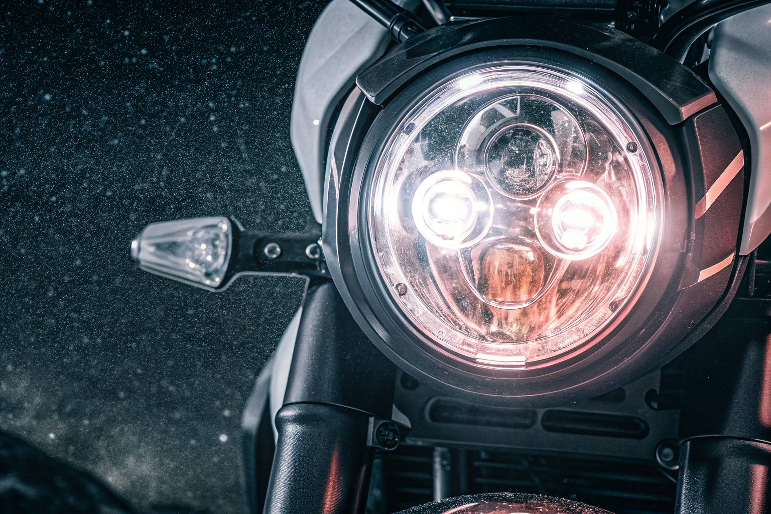 Detailaufnahme eines Xenon Halogen Scheinwerfers auf einem Motorrad. Xenon Halogen Scheinwerfer auf Motorrad
