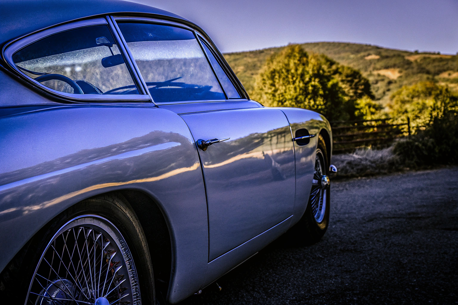 Ein Aston Martin DB5 auf einer Straße, der seine elegante Form und ein luxuriöses Design zeigt. Aston Martin DB5