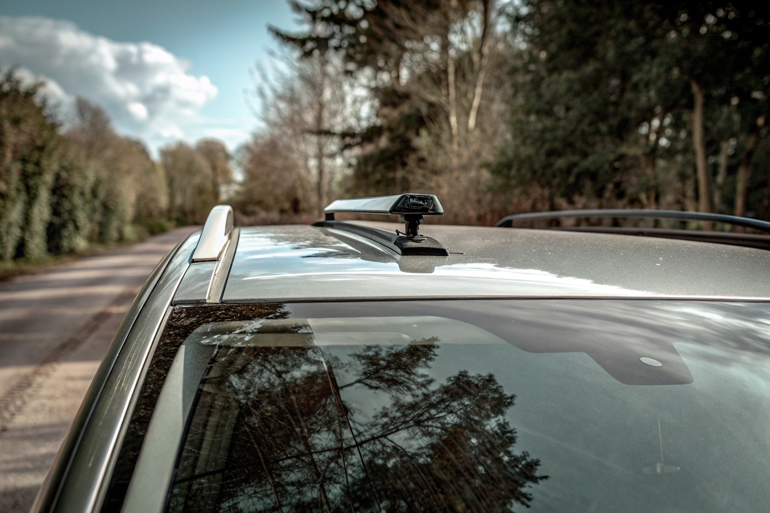 Ein Auto auf einer Straße mit eingebautem GPS-Tracker zur besseren Ortung und Sicherheit. Auto mit GPS-Tracker
