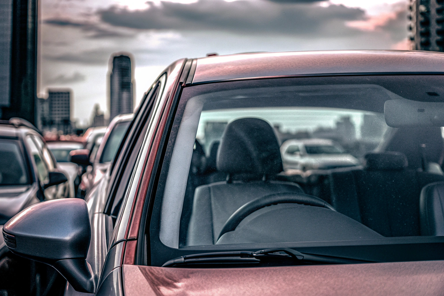 Ein Auto, das durch einen dichten Stadtverkehr manövriert. Der Fahrer genießt den Komfort und die Sicherheit eines Autos. Auto im Stadtverkehr