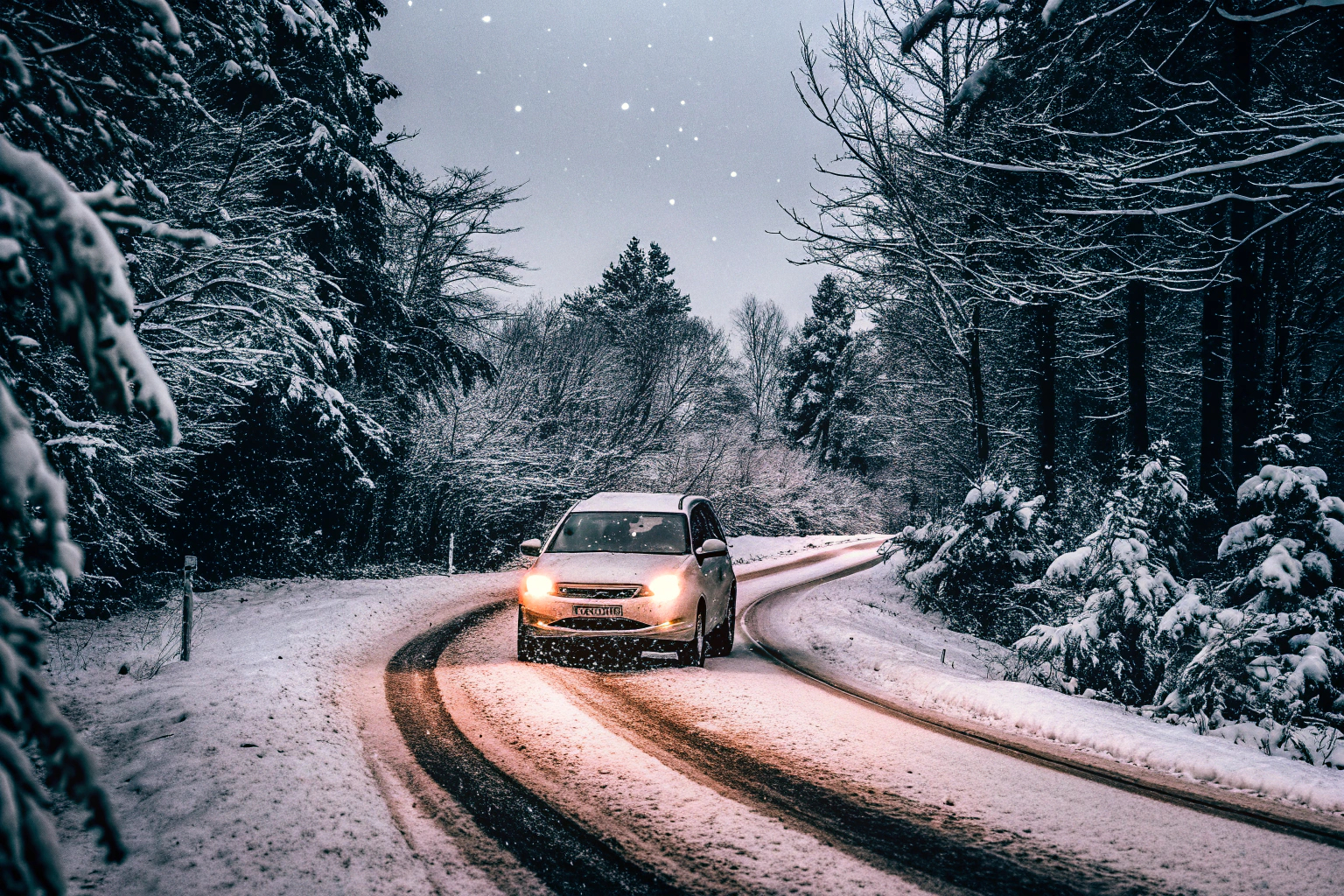 Auto auf verschneiter Straße