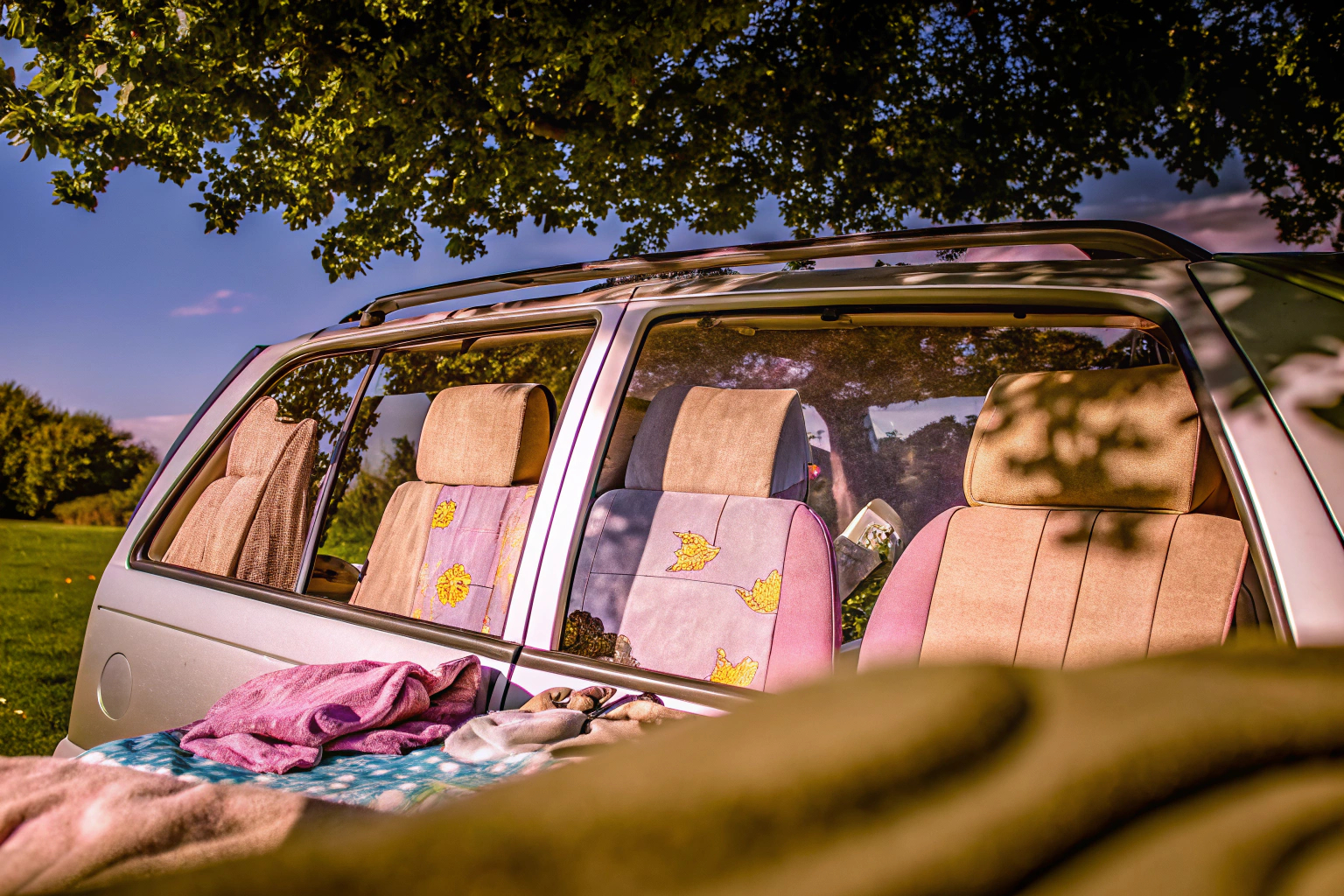 Ein Auto mit eingesetztem Sonnenschutz an den hinteren Fenstern, um Kinder vor UV-Strahlen zu schützen. Sonnenschutz im Auto