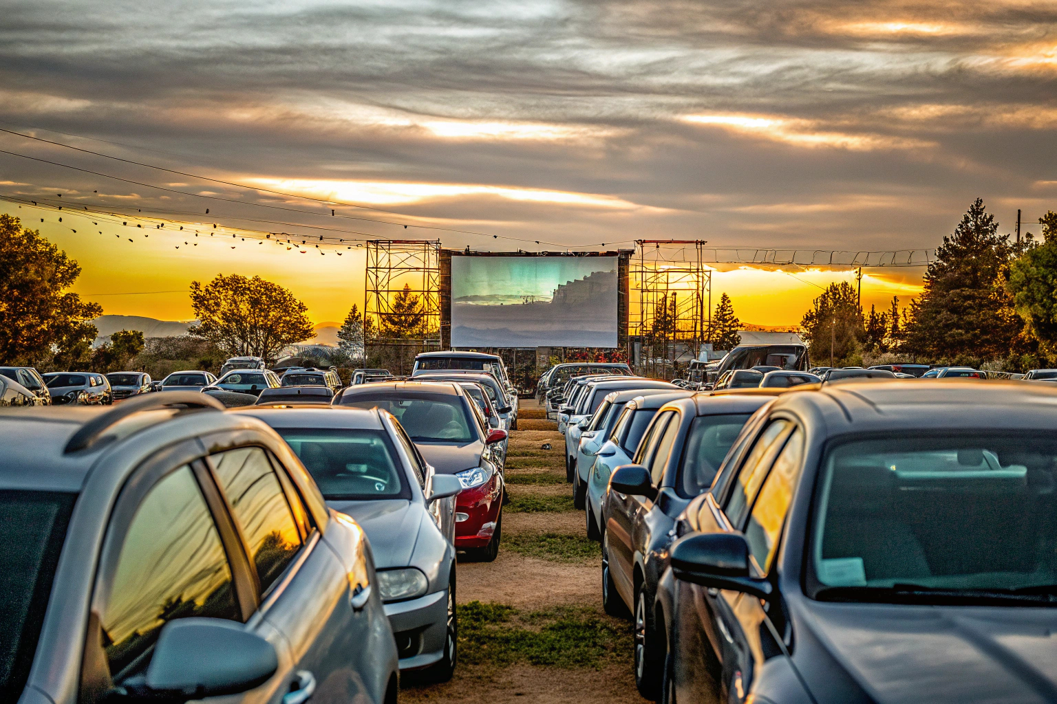 Autokino bei Sonnenuntergang