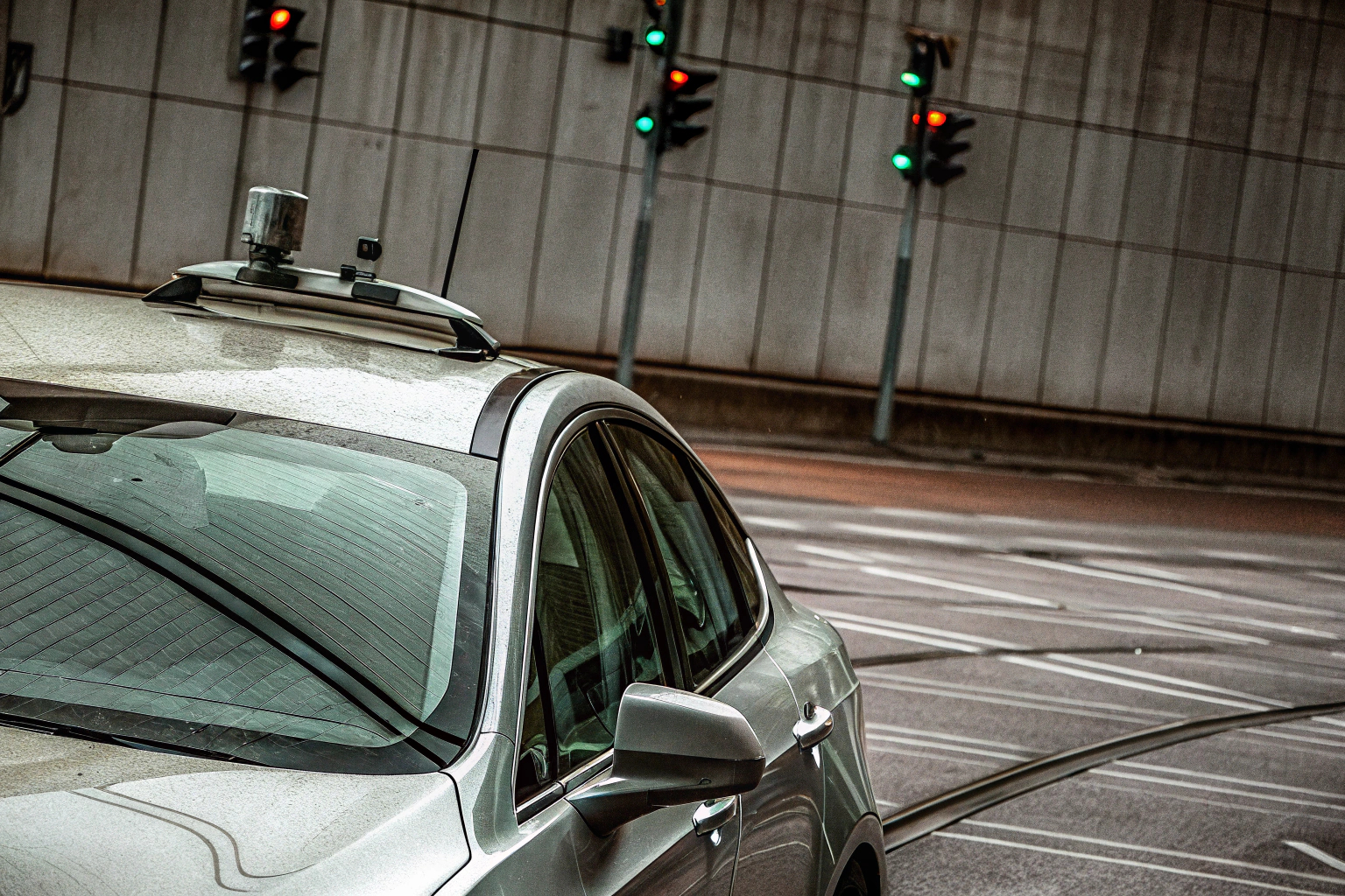 Ein autonomes Fahrzeug auf einer Teststrecke, ausgestattet mit modernsten Sensoren und KI-Technologie. Autonomes Fahrzeug auf Teststrecke