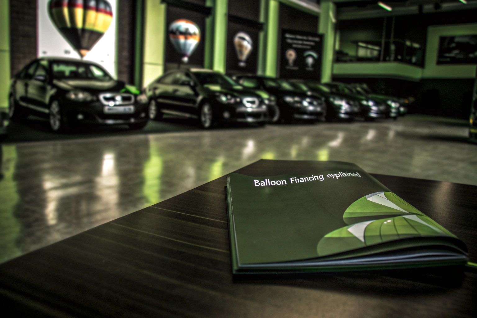 Ein Autoverkäufer erklärt einem Kunden die Vorteile der Ballonfinanzierung. Beratung zur Ballonfinanzierung