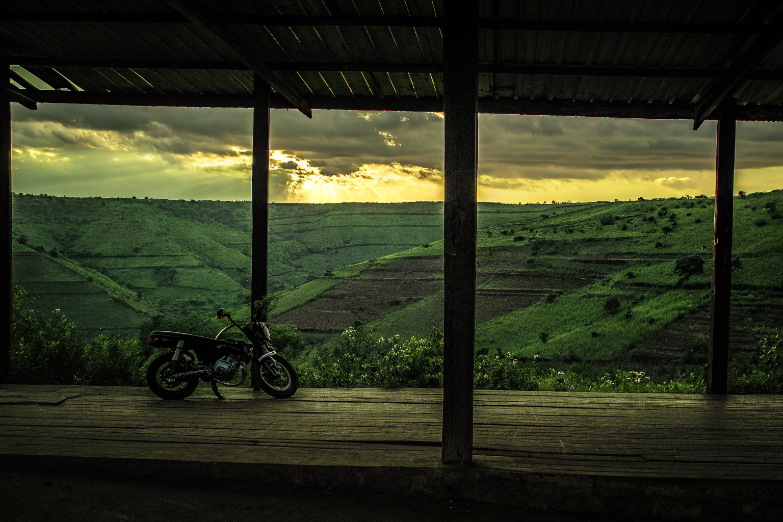 Ein Biker genießt eine Pause auf einem Rastplatz mit Blick auf eine wunderschöne Landschaft. Biker Rastplatz