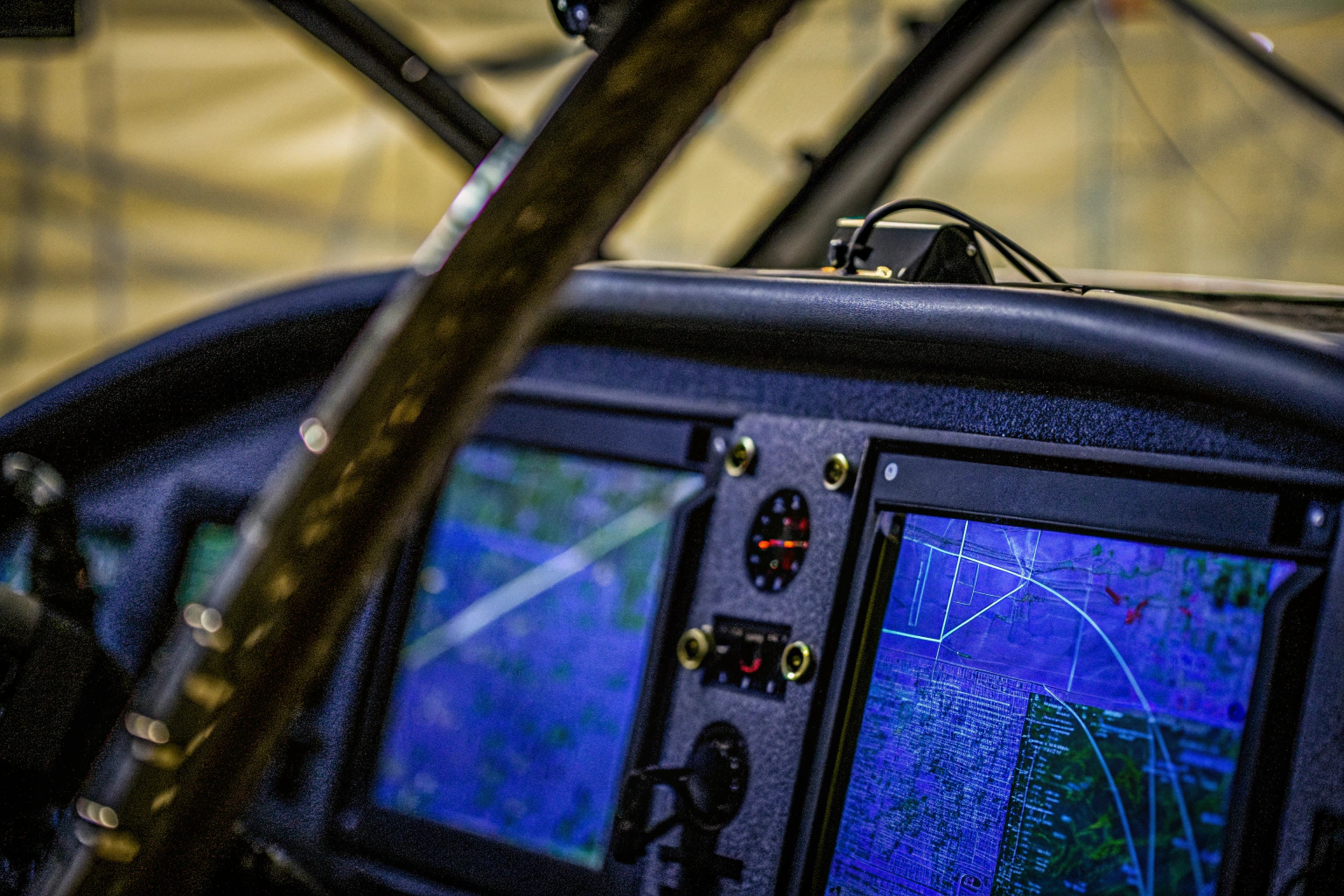 Ein Bild, das die Komplexität der Sensoren und Technik in einem autonomen Fahrzeug zeigt. Technologie im autonomen Fahrzeug
