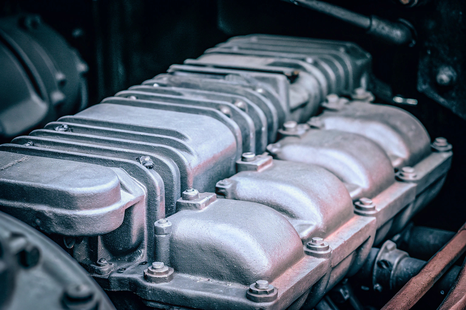 Ein Dieselmotor in Nahaufnahme, der die robuste Bauweise zeigt. Dieselmotor Nahaufnahme