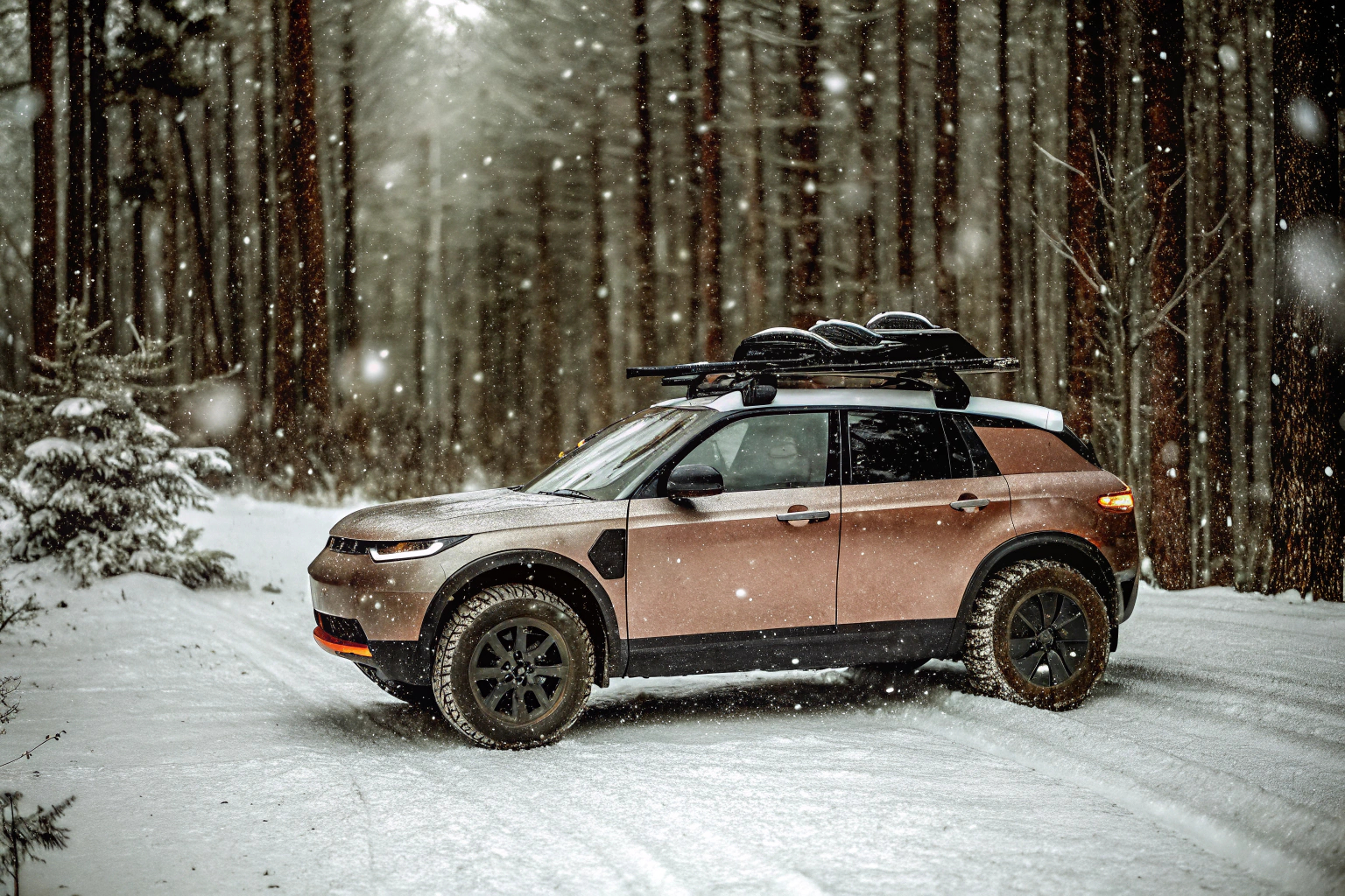 Ein E-Auto, das durch eine verschneite Landschaft fährt, mit Winterzubehör ausgestattet. E-Auto mit Winterzubehör