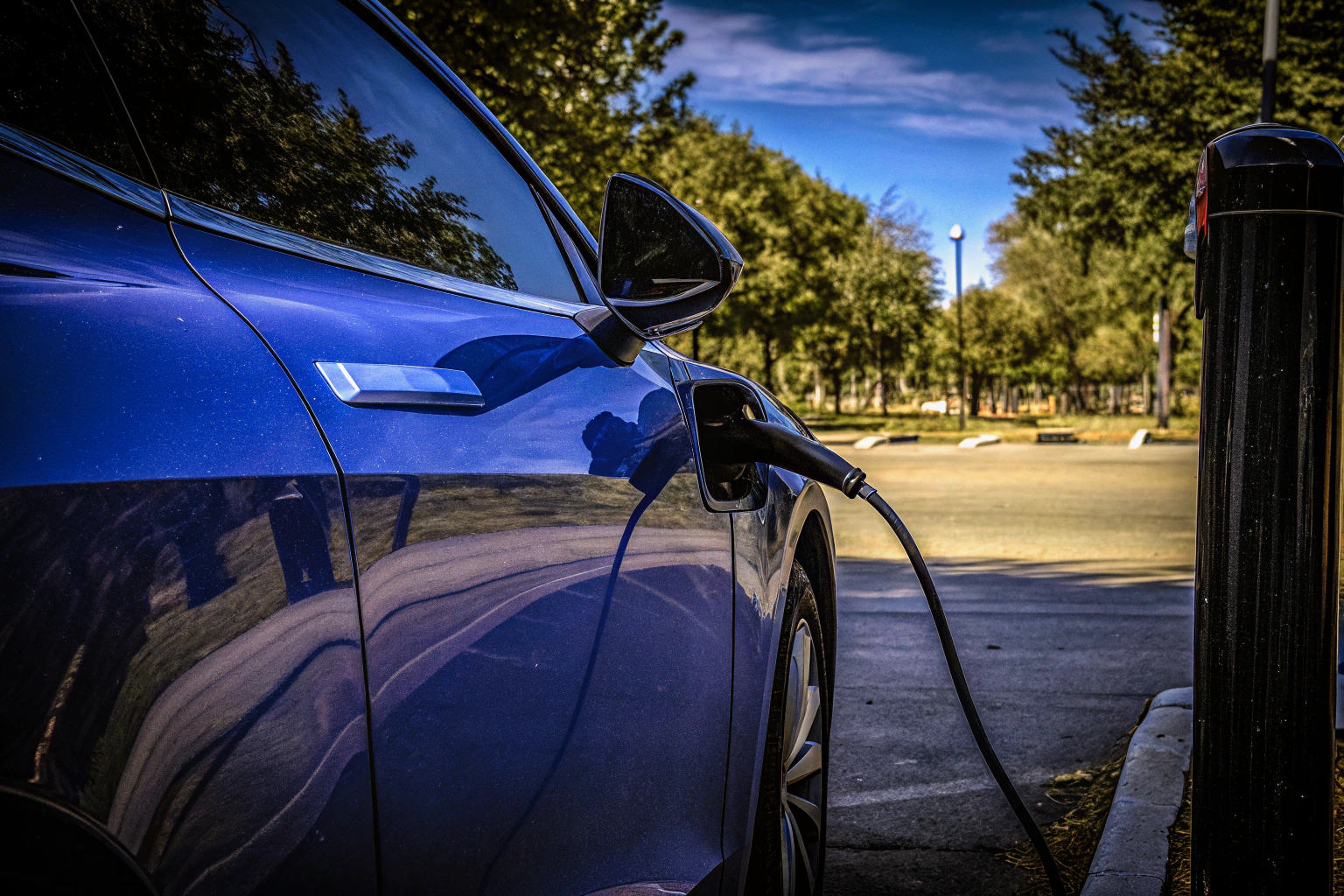 Ein Elektroauto an einer Ladestation, das aufgeladen wird. Elektroauto an Ladestation