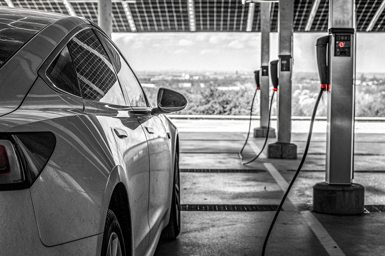 Ein Elektroauto wird an einer modernen Ladestation geladen. Elektroauto beim Laden