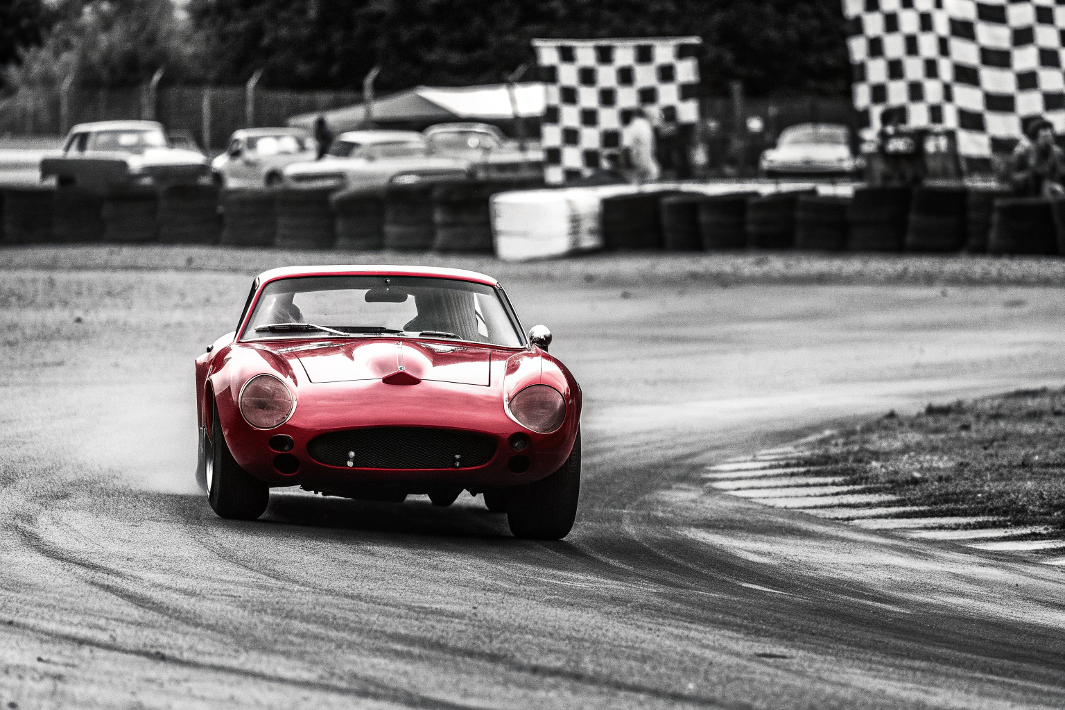 Ein Ferrari 250 GTO bei einem klassischen Autorennen, der seine Eleganz und Geschwindigkeit zeigt. Ferrari 250 GTO im Rennen