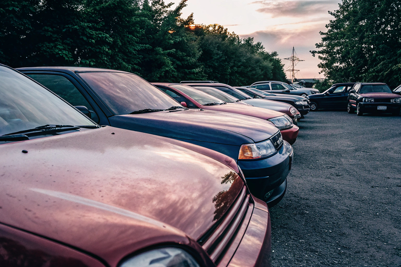 Ein Gebrauchtwagenhändler mit einer Vielzahl von Autos auf dem Parkplatz. Gebrauchtwagenhändler