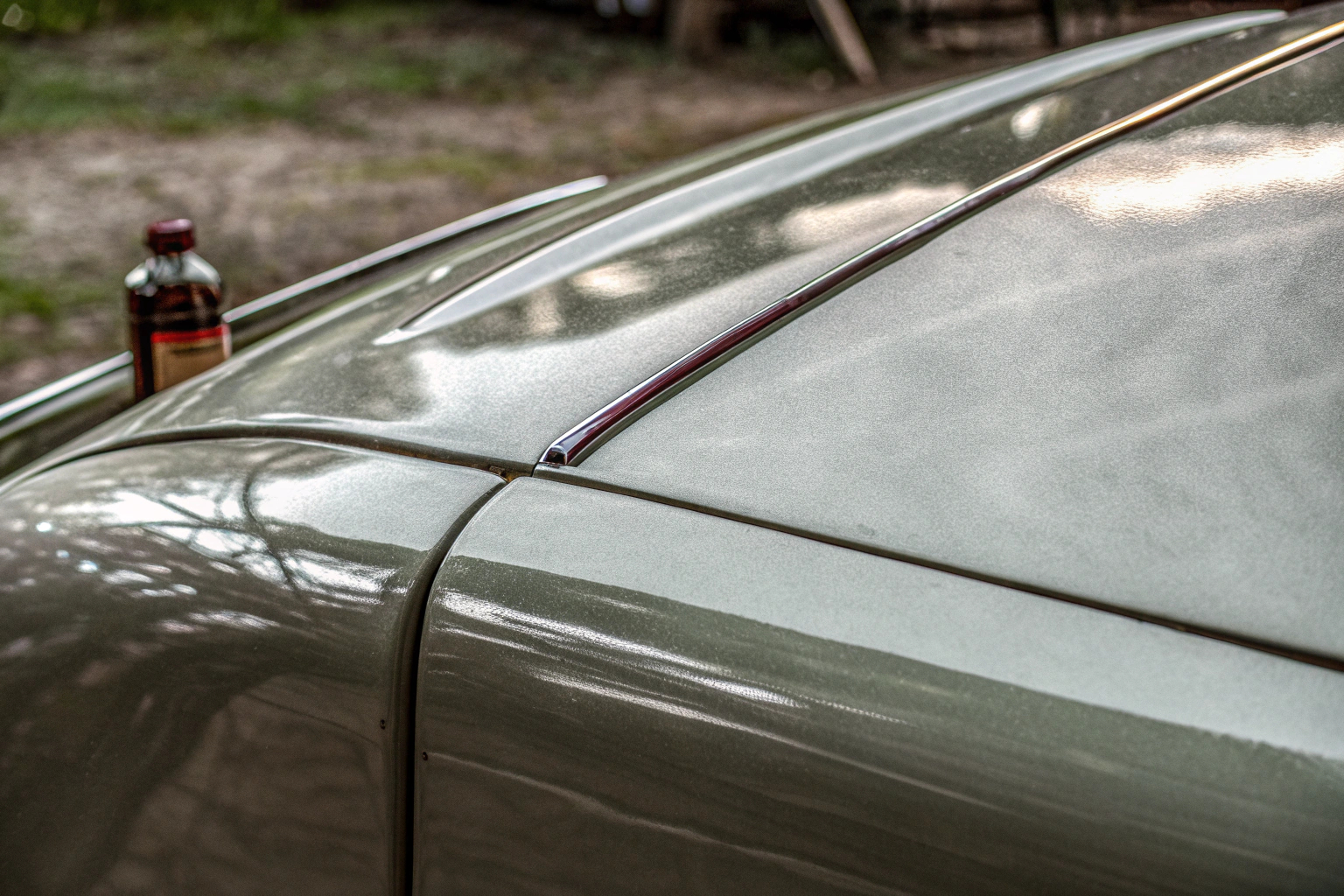 Ein glänzender Oldtimer-Lack nach der Anwendung eines Pflegeprodukts. Glänzender Oldtimer-Lack