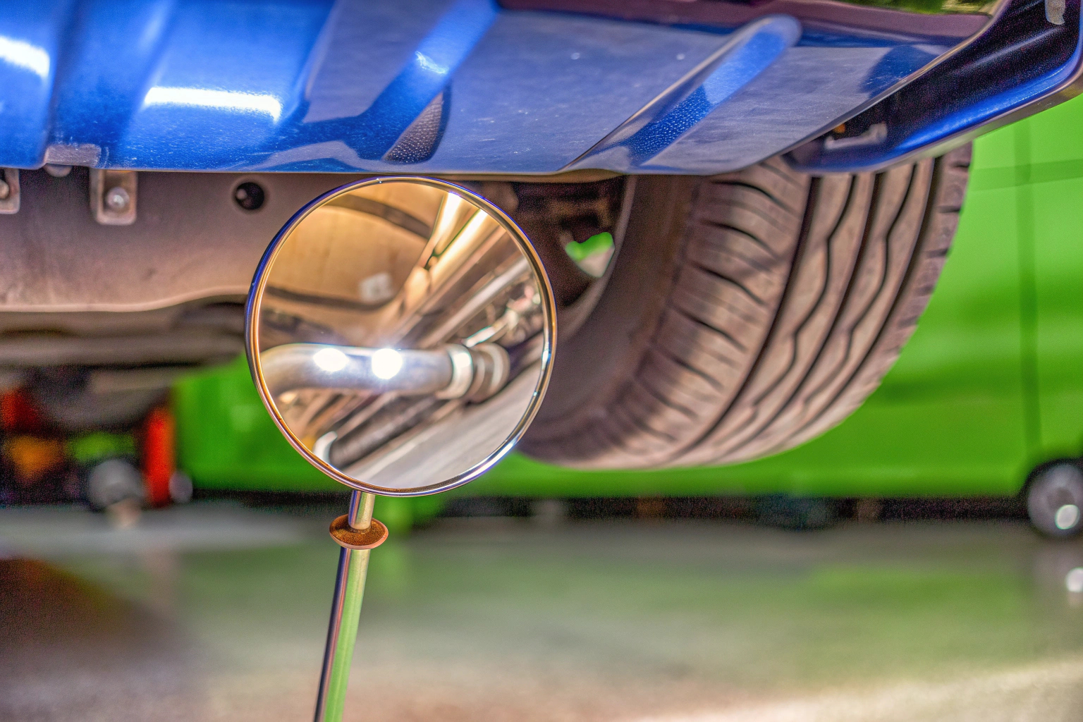 Ein Inspektionsspiegel mit LED-Licht, der unter einem Auto für eine detaillierte Inspektion verwendet wird. Inspektionsspiegel mit LED-Licht unter Auto