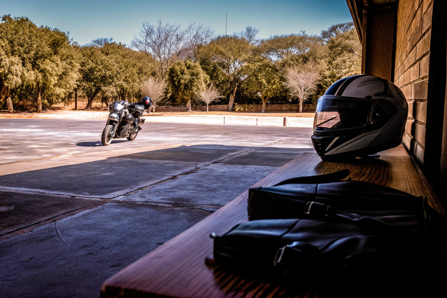 Ein Instruktor erklärt einem Teilnehmer die richtige Technik beim Motorradfahren. Instruktor zeigt Motorradtechnik