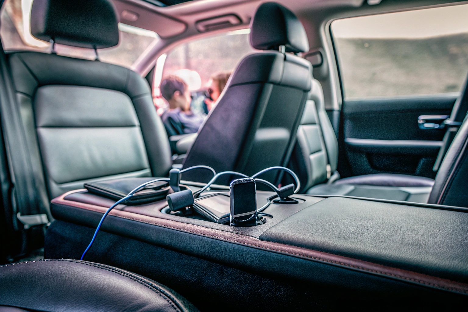 Ein JOYROOM Autoladegerät, das in einem Auto angeschlossen ist und mehrere Geräte gleichzeitig lädt. JOYROOM Autoladegerät