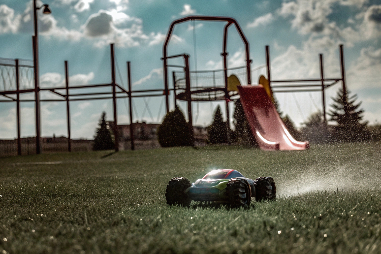 Ein Kind spielt mit einem ferngesteuerten Auto auf einem Spielplatz. Kind mit ferngesteuertem Auto