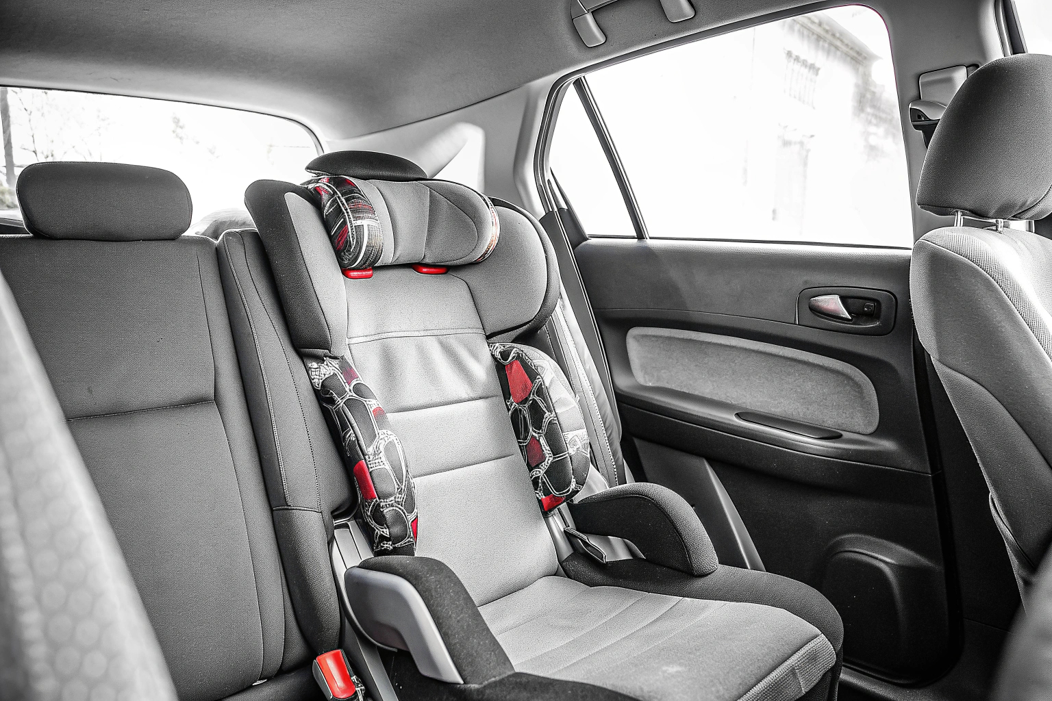 Ein Kindersitz im Auto montiert, der den Seitenaufprallschutz und die Polsterung zeigt. Kindersitz mit Seitenaufprallschutz