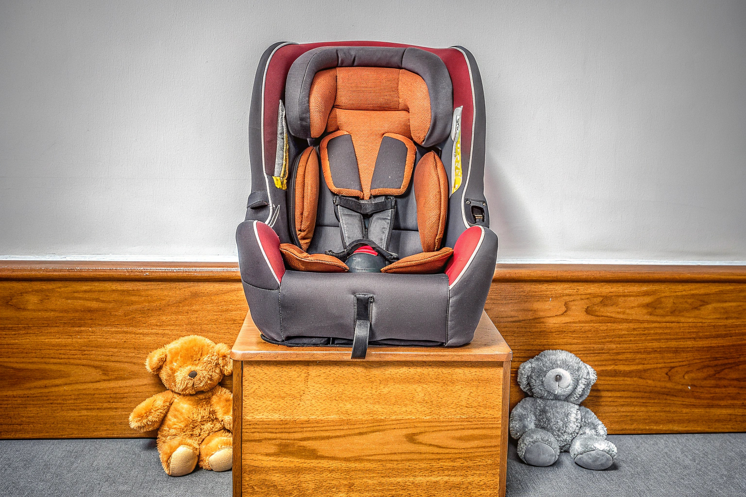 Ein Kindersitz mit atmungsaktiven Materialien und verstellbaren Kopfstützen. Komfortabler Kindersitz