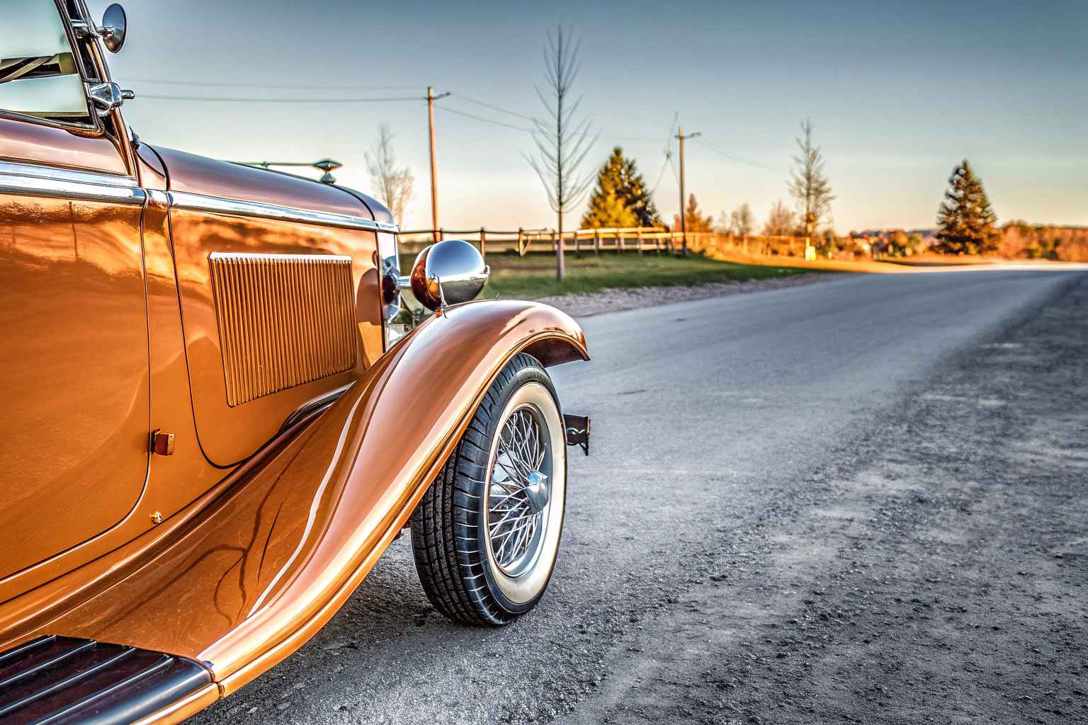 Glänzender Oldtimer in der Sonne