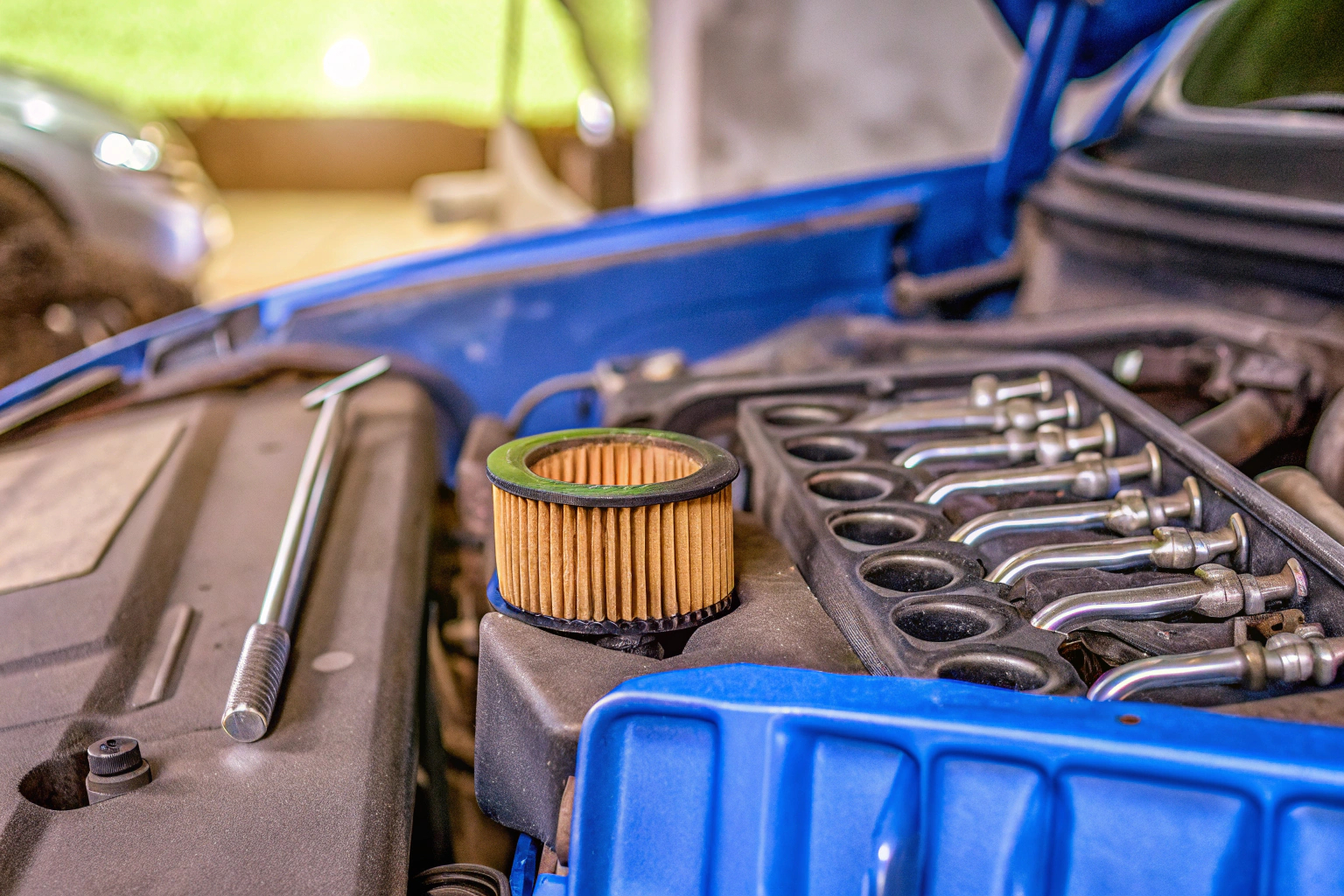 Mechaniker inspiziert Motor